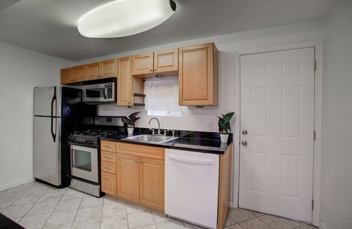 Fishtown Apartment | Cozy Lux 3bd House - Heart of Fishtown - Jetted Tub - Sleeps 8!