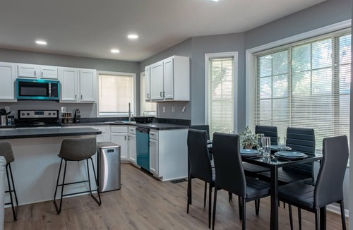 New Castle House | Cozy Modern Villa Sum