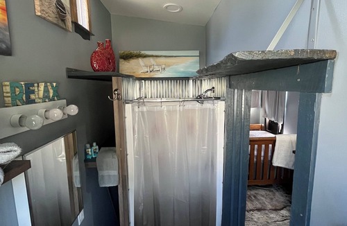 Chester Cabin | Cozy ‘on-grid’ cabin with free xfinity high speed WiFi.
