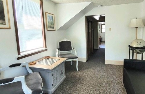 Ebensburg Cottage | Cozy one bedroom cottage on the edge of town. Close to trails and lakes.