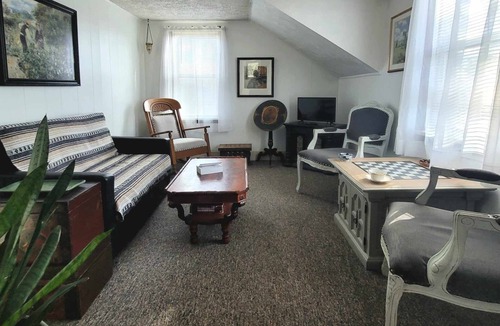 Ebensburg Cottage | Cozy one bedroom cottage on the edge of town. Close to trails and lakes.