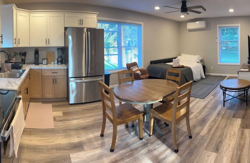 Elizabethtown Apartment | Cozy One-Bedroom Loft Above Garage in Elizabethtown with Sauna