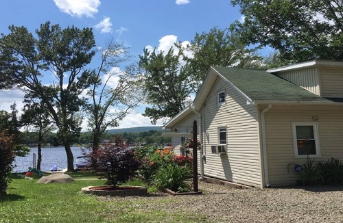 Lake Ariel House | Cozy Peaceful 75' Lakefront House on Lake Henry! THIS WEEKEND PROMO