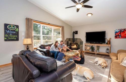 Ronald House | Cozy Pine Cabin Private Pool Access & Family Fun
