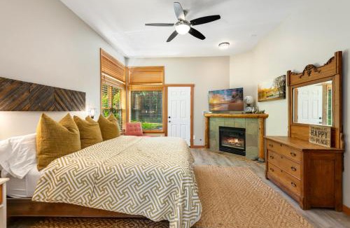 Ronald House | Cozy Pine Cabin Private Pool Access & Family Fun