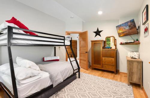 Ronald House | Cozy Pine Cabin Private Pool Access & Family Fun