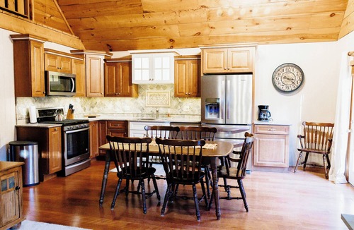 Mifflinburg Cabin | Cozy Pines Log Cabin 2BR+Loft Creekside w/Hot Tub