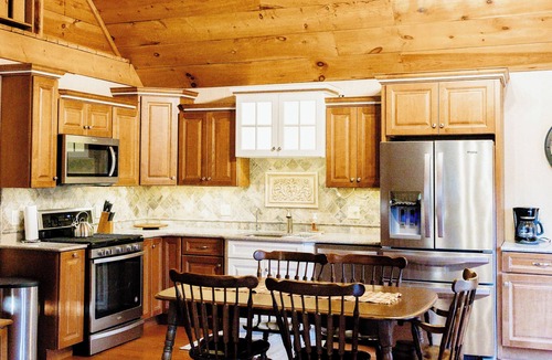 Mifflinburg Cabin | Cozy Pines Log Cabin 2BR+Loft Creekside w/Hot Tub