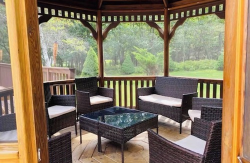 Effort House | Cozy Pocono House, Game Room, Community Pool, Privacy, Camelback, Ski