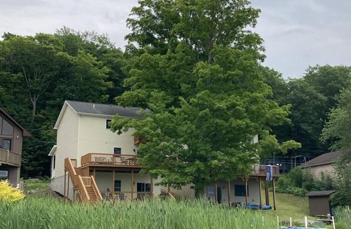 Mt Cobb House | Cozy Pocono Lakefront Mid-Term Vacation Rental near Scranton. 30+ days only!