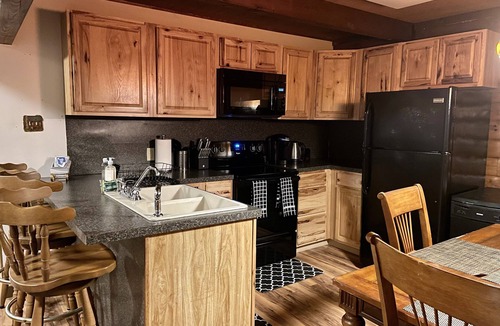 Long Pond Cabin | Cozy Poconos Cabin Getaway - 8 min from Kalahari!