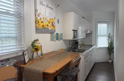 Englewood House | Cozy Private bedrooms Kitchen Wifi