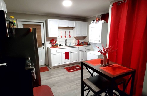 Hurwood Heights Condo | Cozy private duplex unit 8 minutes from downtown and 12 minutes from the airport