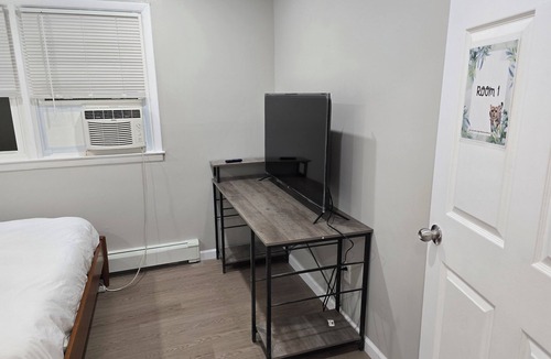 Jersey City Apartment | Cozy Private Room 1 in Modern Shared Apartment - 8 Minute Walk to Path NYC Train