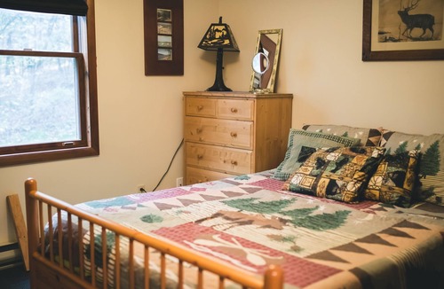 North Glade Hills House | Cozy, Quiet 3BR Cottage in Wooded Lot w/Hot Tub, Grill, Fire Pit & Lodge Decor