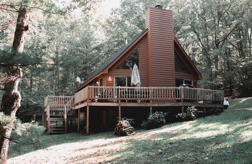 North Glade Hills House | Cozy, Quiet 3BR Cottage in Wooded Lot w/Hot Tub, Grill, Fire Pit & Lodge Decor