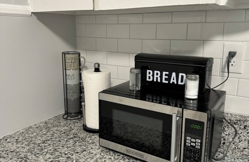 South Side Apartment | Cozy remodeled apartment close to major highways