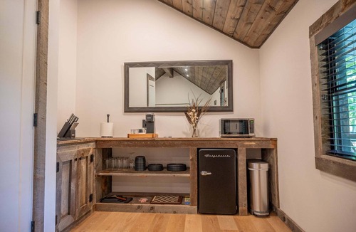 Madison Cabin | Cozy Rustic Cabin w/Hot Tub & Scenic Trails in Ohio’s Wine Country