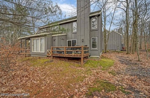 White Haven House | Cozy ski retreat on Jack Frost Mountain, just 10-minute walk to ski office!