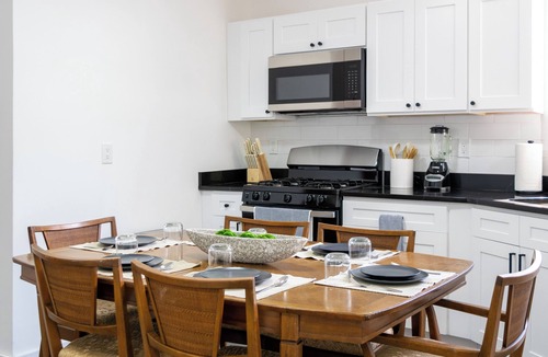 Communipaw House | Cozy & Spacious Home Near NYC, 5 mins from Train