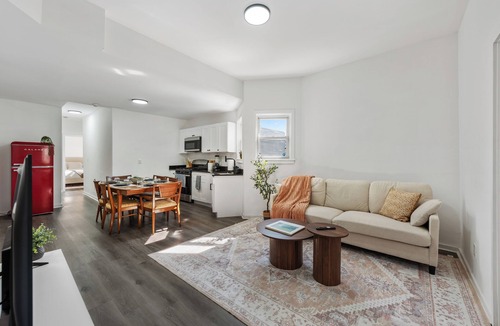 Communipaw House | Cozy & Spacious Home Near NYC, 5 mins from Train