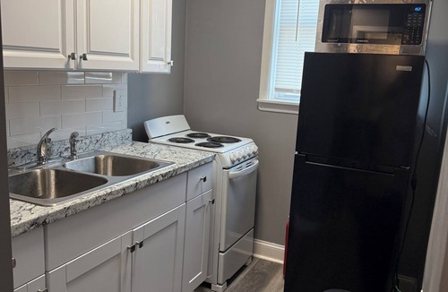 Collingdale Apartment | Cozy studio with. Beautiful King Size Bed, WiFi and AC in fabulous Collingdale