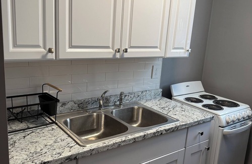 Collingdale Apartment | Cozy studio with. Beautiful King Size Bed, WiFi and AC in fabulous Collingdale