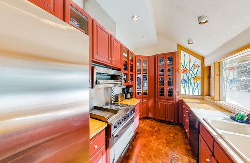 Warm Springs House | Cozy townhome with mountain view & fireplace - walking distance to ski lift