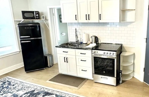 Kingston Apartment | Cozy Uptown Getaway