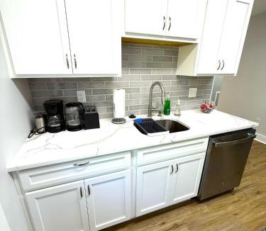 Wilmington Apartment | Cozy Walk up King Bed fast WiFi