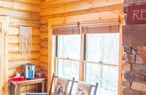 Sugarcreek Cabin | Creek Song Cabin 3 bedroom, sleeps 6, hot tub