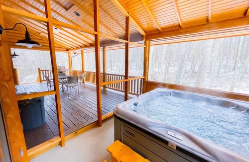 Sugarcreek Cabin | Creek Song Cabin 3 bedroom, sleeps 6, hot tub
