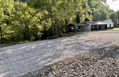 Borderland House | Creek View Retreat 3 Bedroom- 2 Full Bathroom. Cozy home