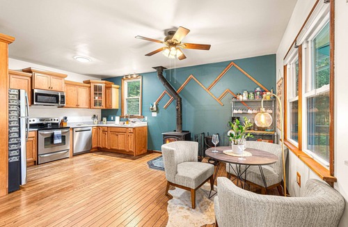 Milford Cabin | Creeks-4mins to Milford-Hot Tub-10 acres-Pinballs