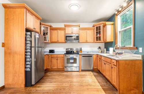 Milford Cabin | Creeks-4mins to Milford-Hot Tub-10 acres-Pinballs