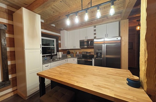 Byrdstown Cabin | Custom 3-bedroom log cabin near 2 marinas on Dale Hollow, Sunset & Star Point.