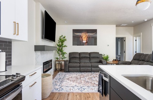 Cascade House | Custom Home/Hot Tub/Fireplace/Close To LakeCascade
