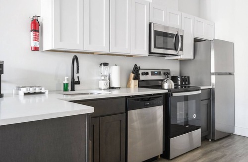 Elizabeth Apartment | Cute 1BR Next to Airport 4232