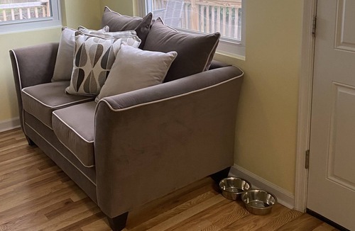 Issue House | Cute, Charming House that is Pet Friendly and less than 10 minutes from Beach