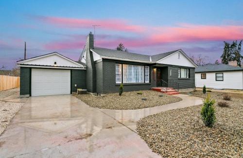 Winstead Park House | CUTE Remodeled Midcentury Cottage on Boise Bench