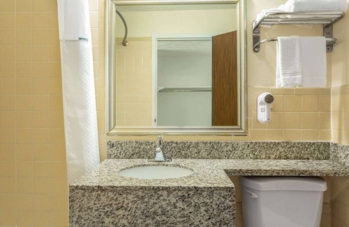 Breezewood Hotel | Days Inn by Wyndham Breezewood
