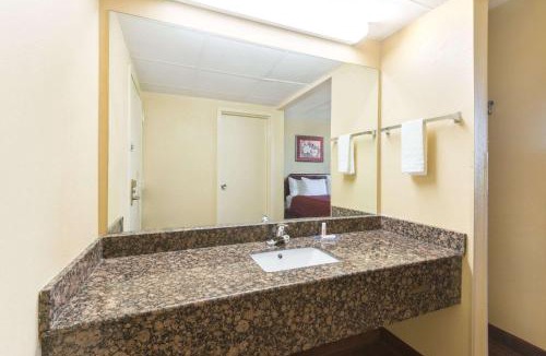 Hagerstown Hotel | Days Inn by Wyndham Hagerstown I-70