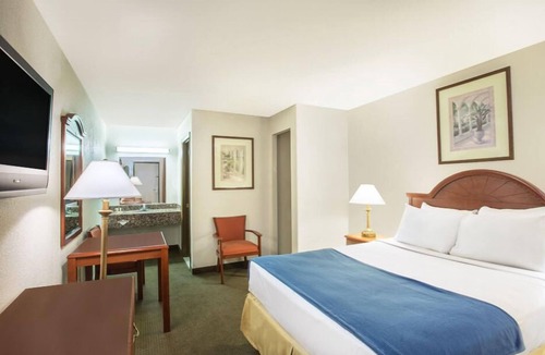 Laurel Hotel | Days Inn & Suites by Wyndham Laurel Near Fort Meade
