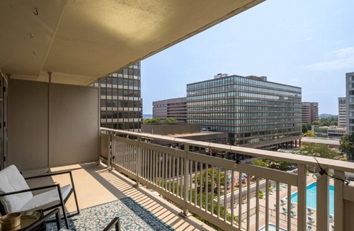 Crystal City Apartment | DC Launchpad Sleeps 8, Gym, Walk to Dining + Metro