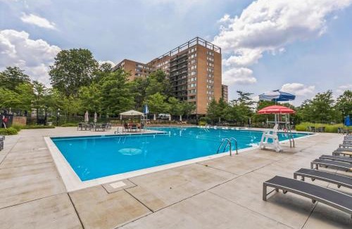 Crystal City Apartment | DCA Family Suite-Free Parking-Sleeps 8-Exec Stays!