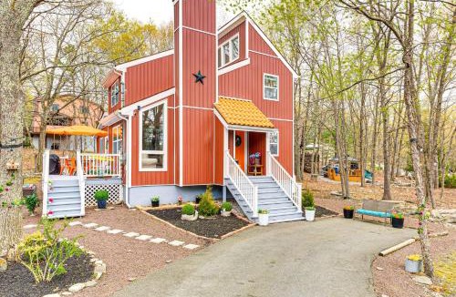 Bushkill House | Deck, Fire Pit and Pool Access at Poconos Retreat!