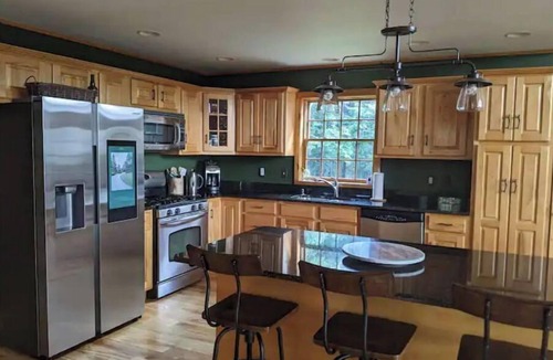 Peach Glen House | Deer Run Lodge - hike the forest, relax by the fireplace!