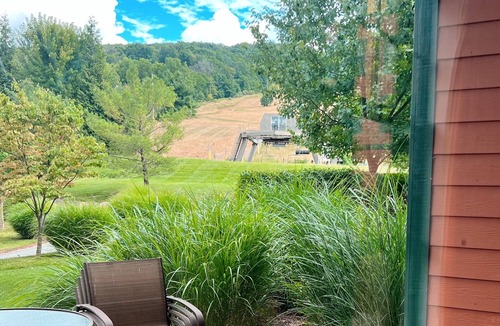 Vernon Condo | ⭐️ DELUXE 1 Bdr - Walkout Patio to Pool & Hot Tub ⛰ Mountain Creek Resort @ Appa