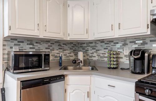 Bayonne Apartment | Deluxe 4BR 2BA Apartment Near NYC and Airport