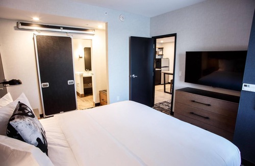 Lititz Hotel | Deluxe Queens ADA Hearing and Mobility Accessible w/roll-in shower -Free Wifi